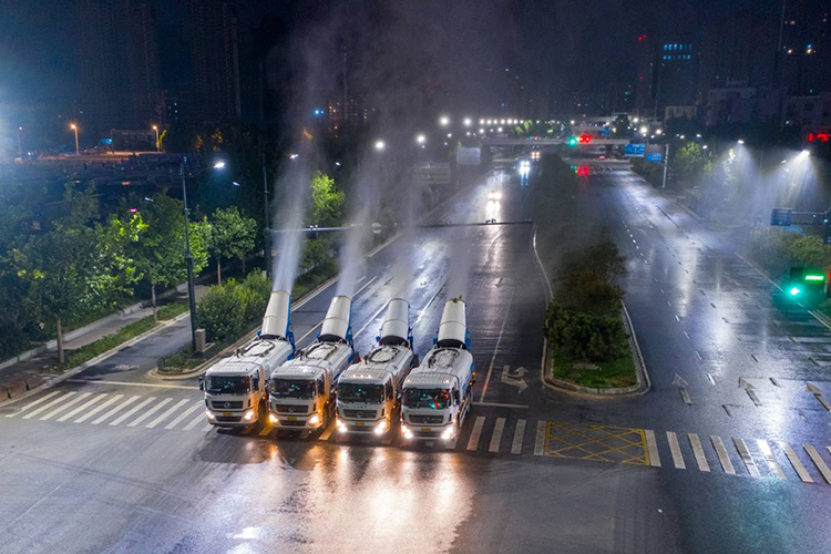 鄭州進行全市集中防疫消殺，霧炮車同時作業