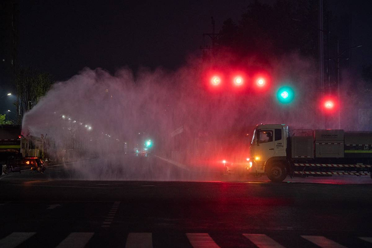 鄭州進行全市集中防疫消殺，霧炮車同時作業