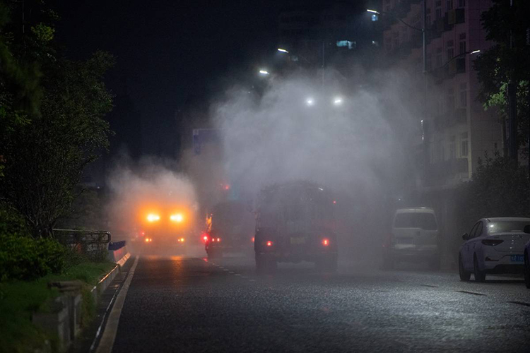 鄭州進行全市集中防疫消殺，霧炮車同時作業