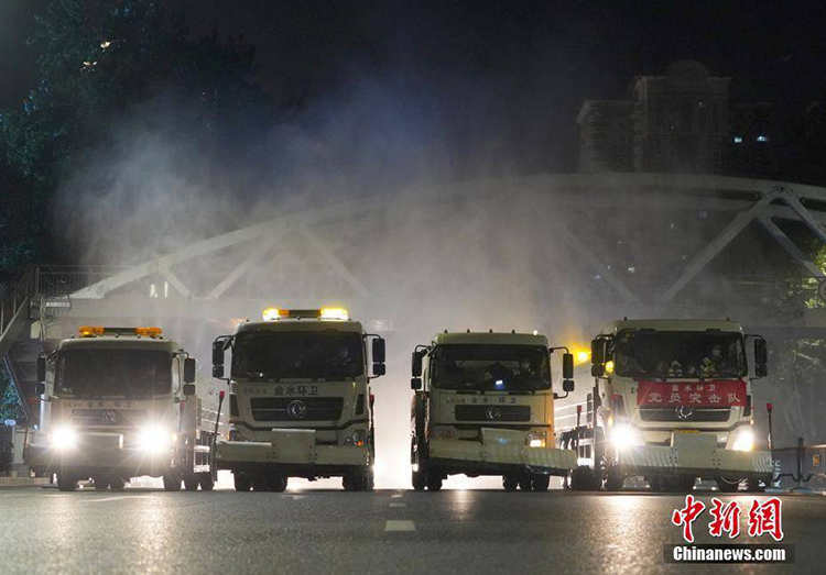 鄭州進行全市集中防疫消殺，霧炮車同時作業